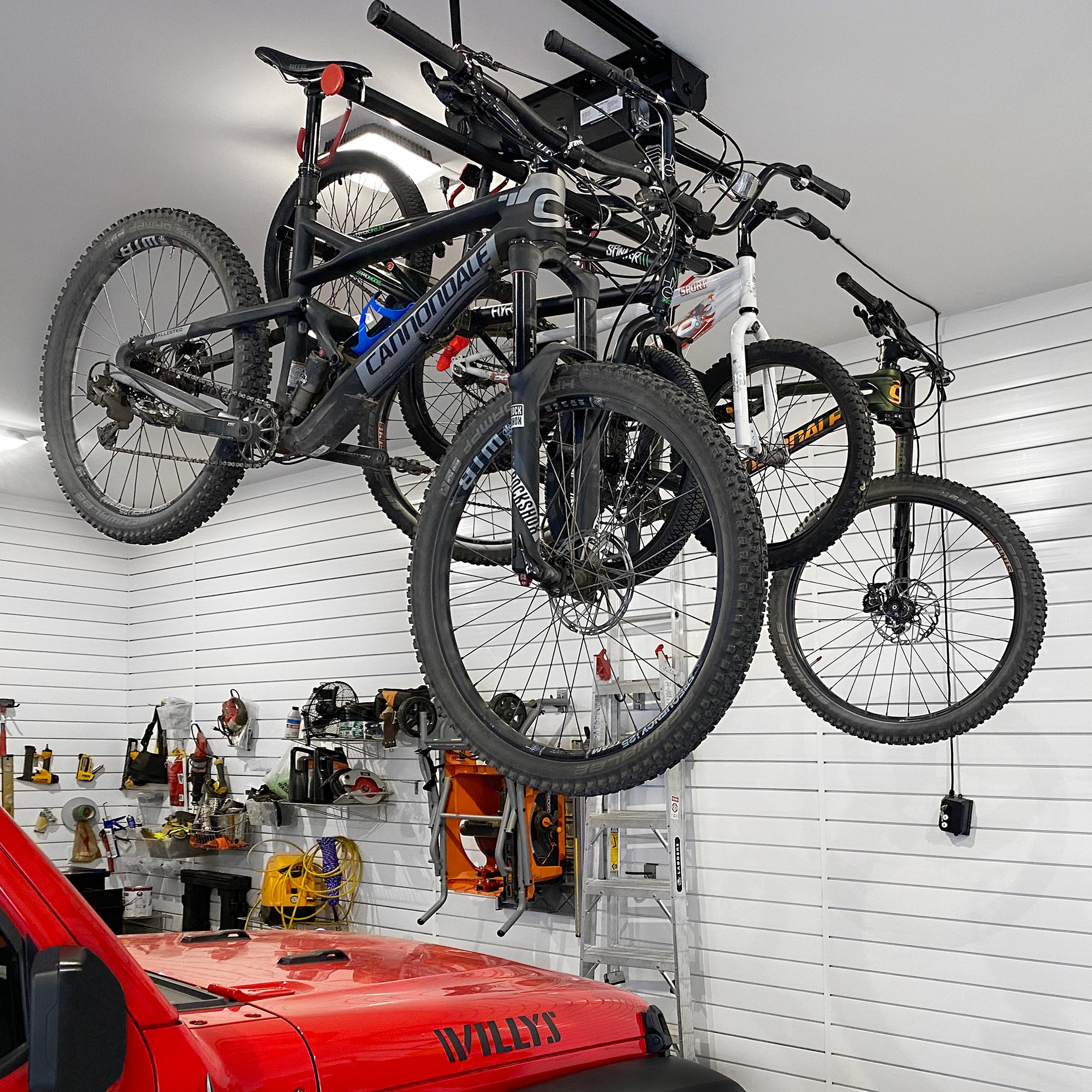 Garage Gator – Élévateur motorisé compact pour 4 vélos – 220 lb